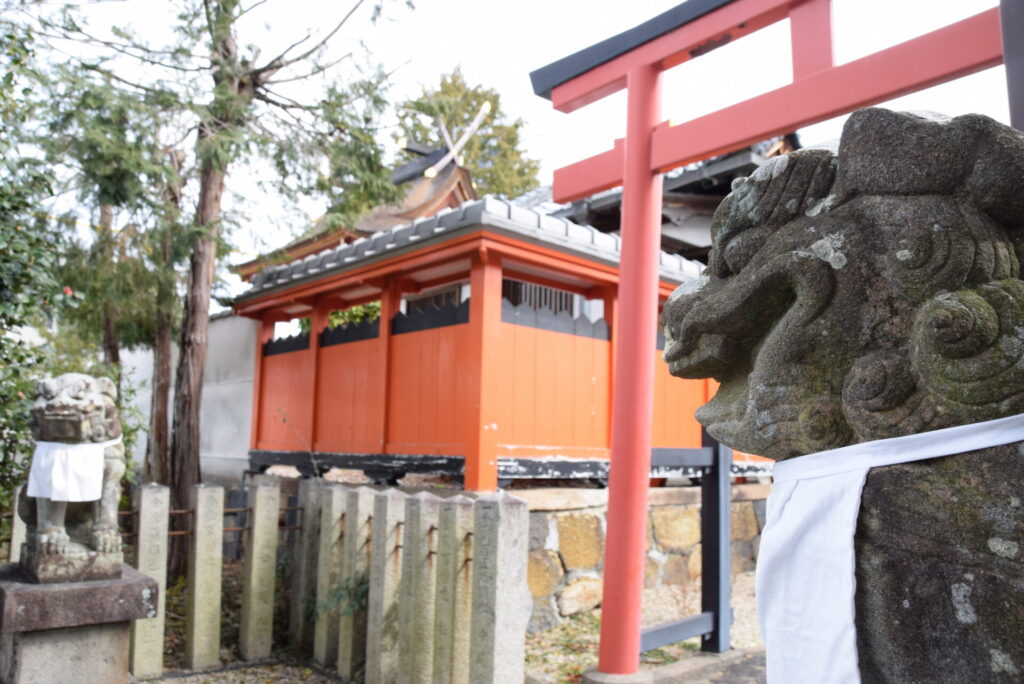 早良親王となると長岡京の話題となりますが…平城京から遷都された長岡京造営の中心人物である藤原種継暗殺に関与したとして、早良親王は乙訓寺(長岡京市)に幽閉され、淡路へ配流される途中に亡くなっています。